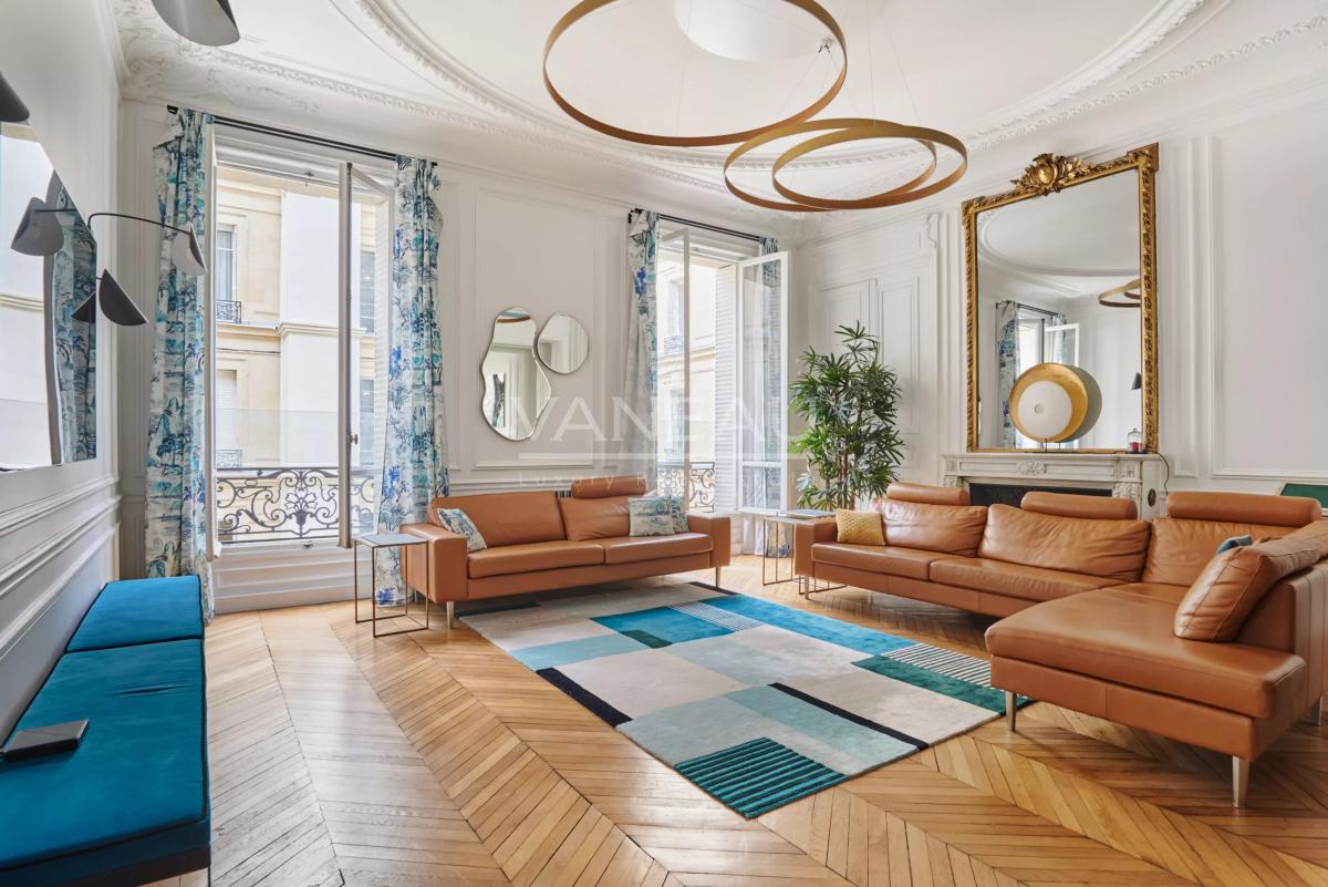 Paris VIIIe - Entre le parc Monceau et les Champs Elysées- Appartement rénové et climatisé.