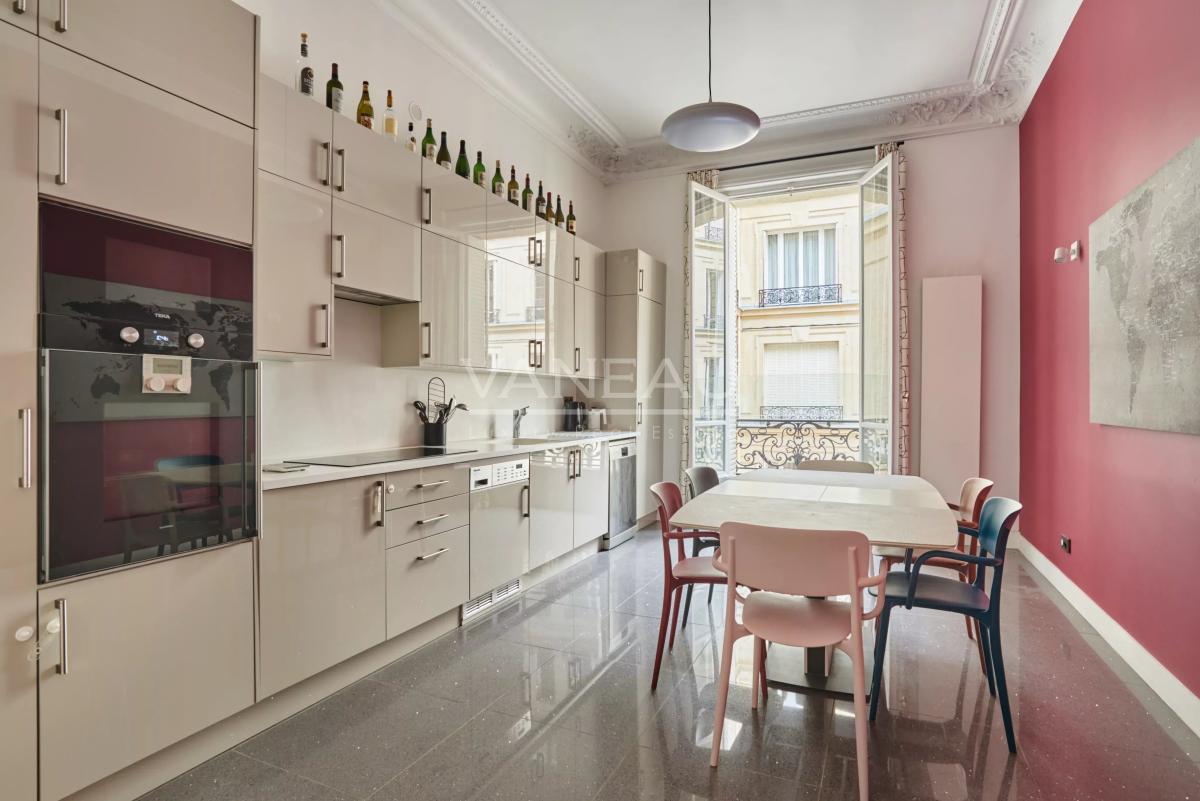 Paris VIIIe - Entre le parc Monceau et les Champs Elysées- Appartement rénové et climatisé.