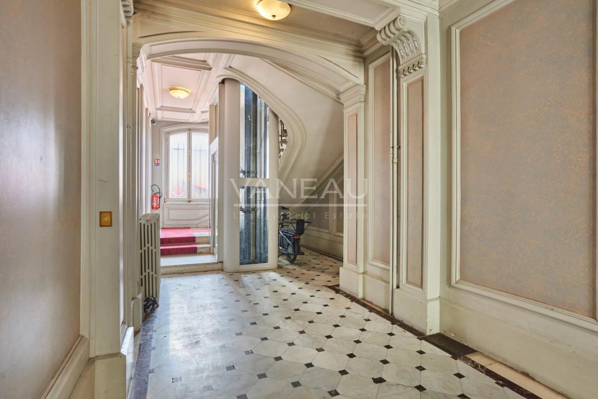 Paris VIIIe - Entre le parc Monceau et les Champs Elysées- Appartement rénové et climatisé.