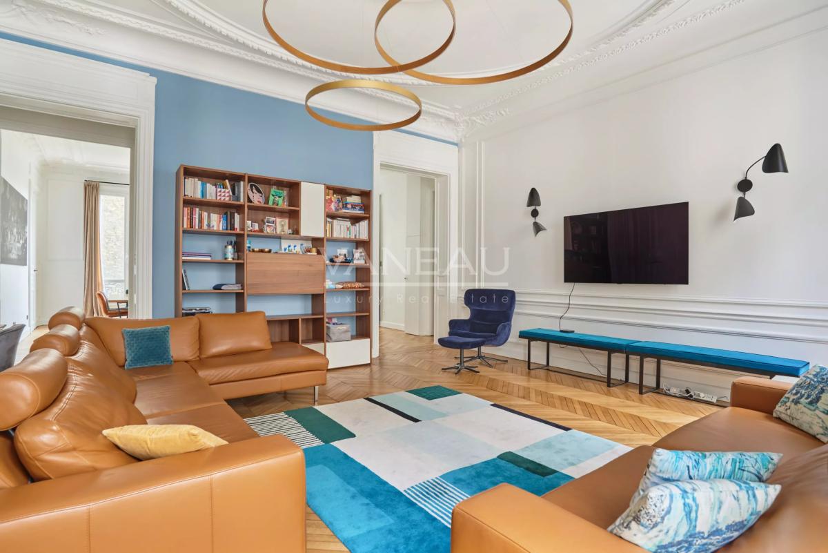 Paris VIIIe - Entre le parc Monceau et les Champs Elysées- Appartement rénové et climatisé.