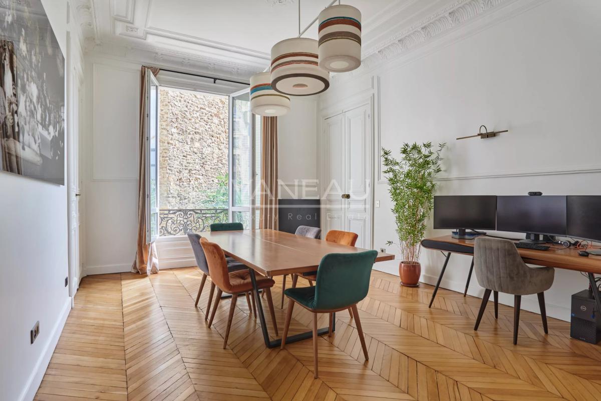 Paris VIIIe - Entre le parc Monceau et les Champs Elysées- Appartement rénové et climatisé.