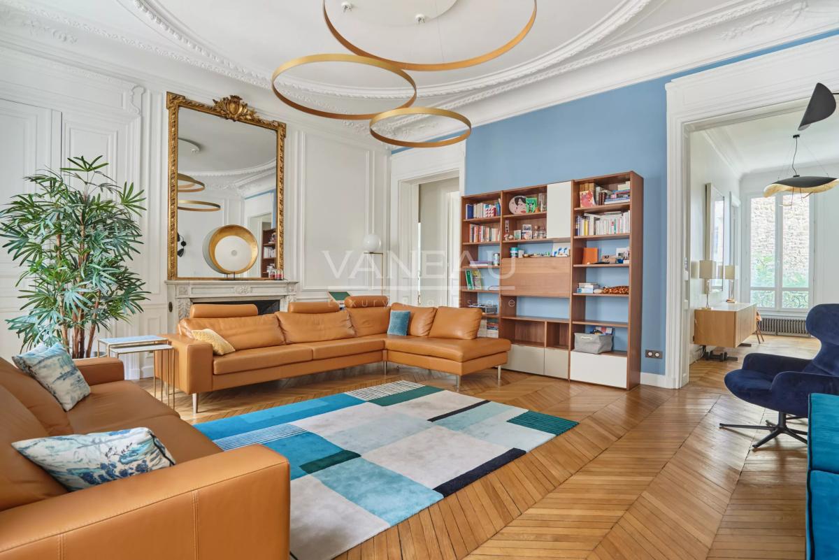 Paris VIIIe - Entre le parc Monceau et les Champs Elysées- Appartement rénové et climatisé.