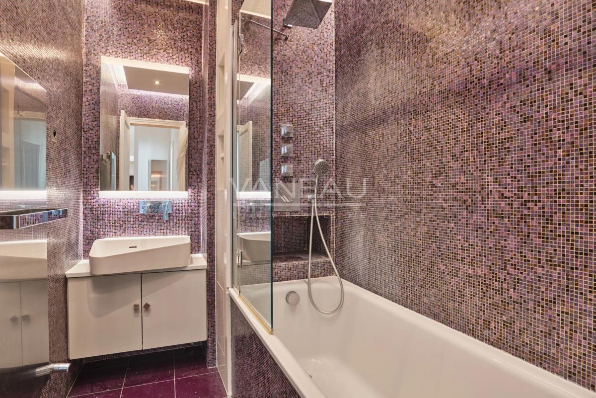 Paris VIIIe - Entre le parc Monceau et les Champs Elysées- Appartement rénové et climatisé.