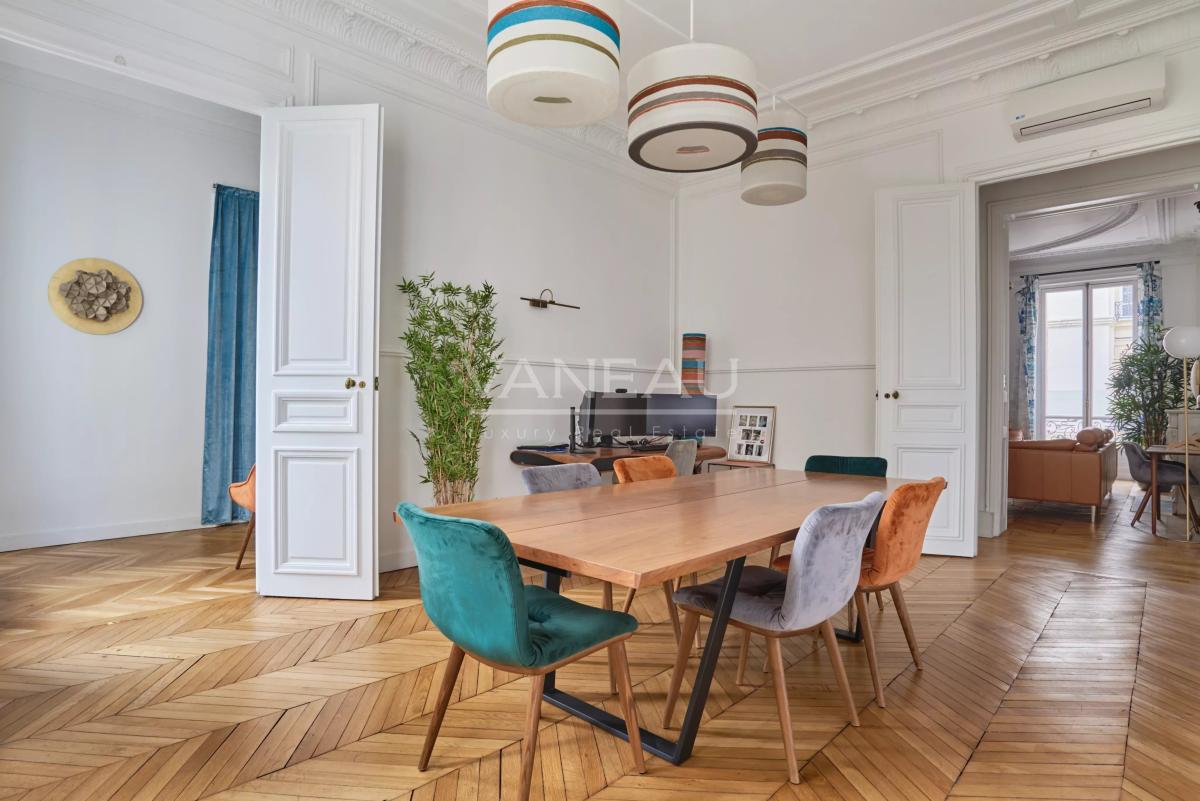 Paris VIIIe - Entre le parc Monceau et les Champs Elysées- Appartement rénové et climatisé.