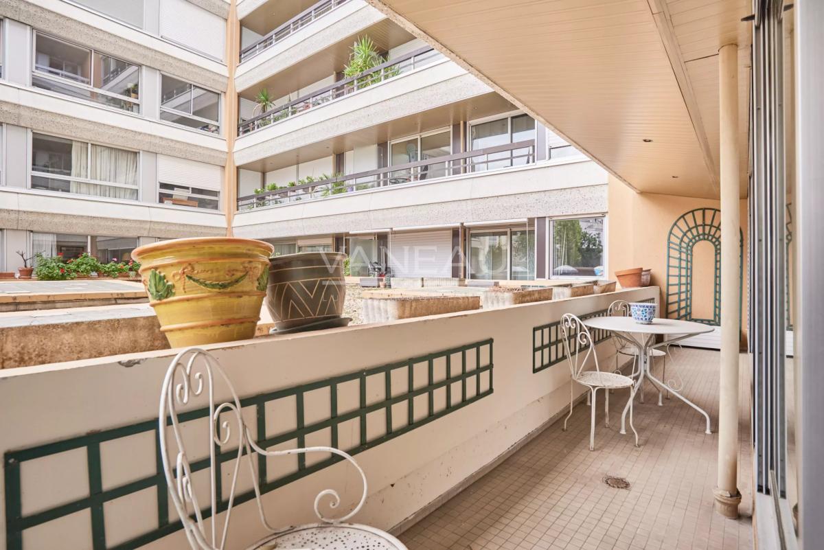 Paris XVe - Cambronne - Appartement quatre pièces avec balcon