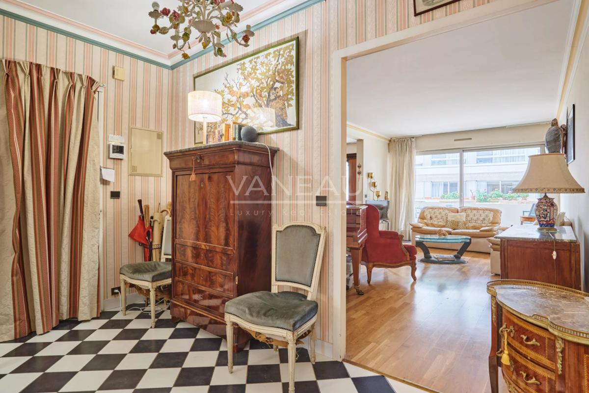 Paris XVe - Cambronne - Appartement quatre pièces avec balcon