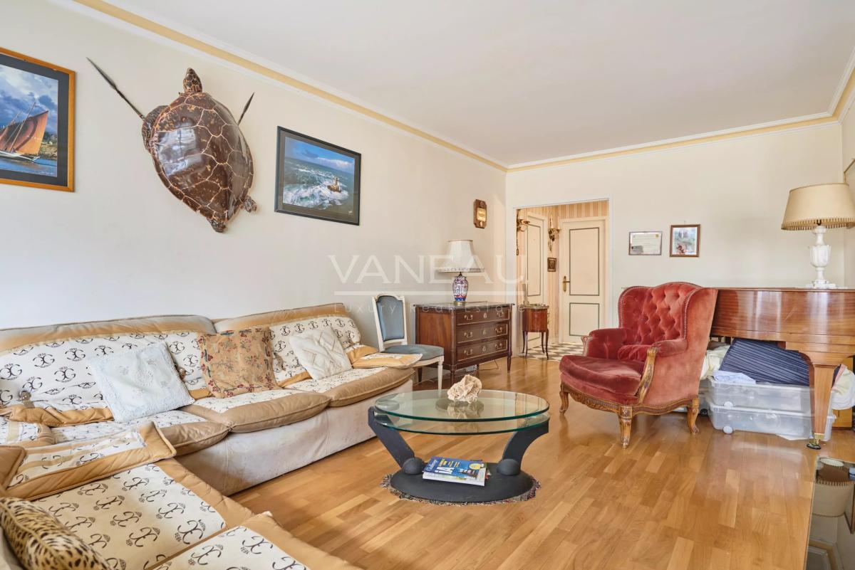 Paris XVe - Cambronne - Appartement quatre pièces avec balcon