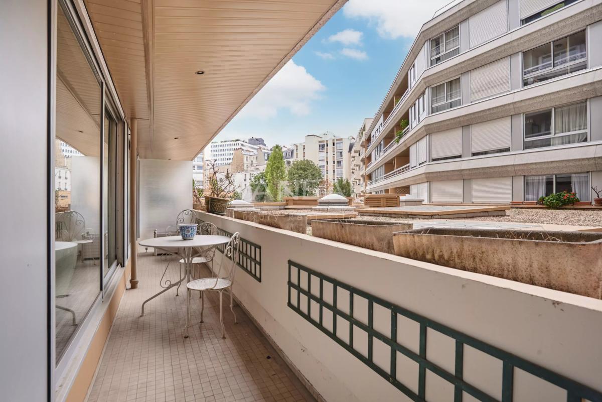 Paris XVe - Cambronne - Appartement quatre pièces avec balcon