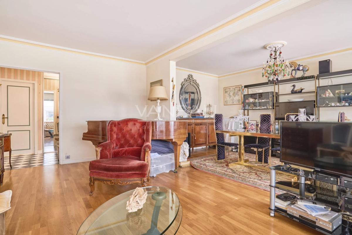 Paris XVe - Cambronne - Appartement quatre pièces avec balcon
