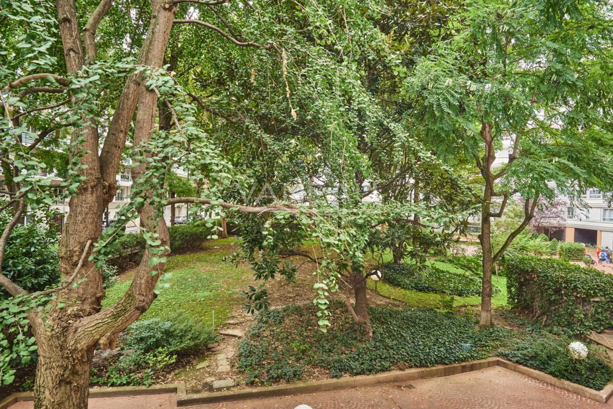 Paris XVe - Cambronne - Appartement quatre pièces avec balcon