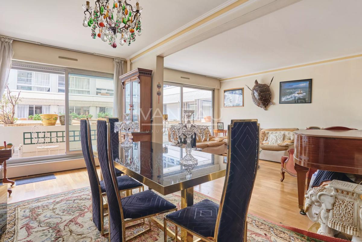 Paris XVe - Cambronne - Appartement quatre pièces avec balcon