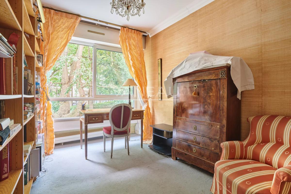 Paris XVe - Cambronne - Appartement quatre pièces avec balcon