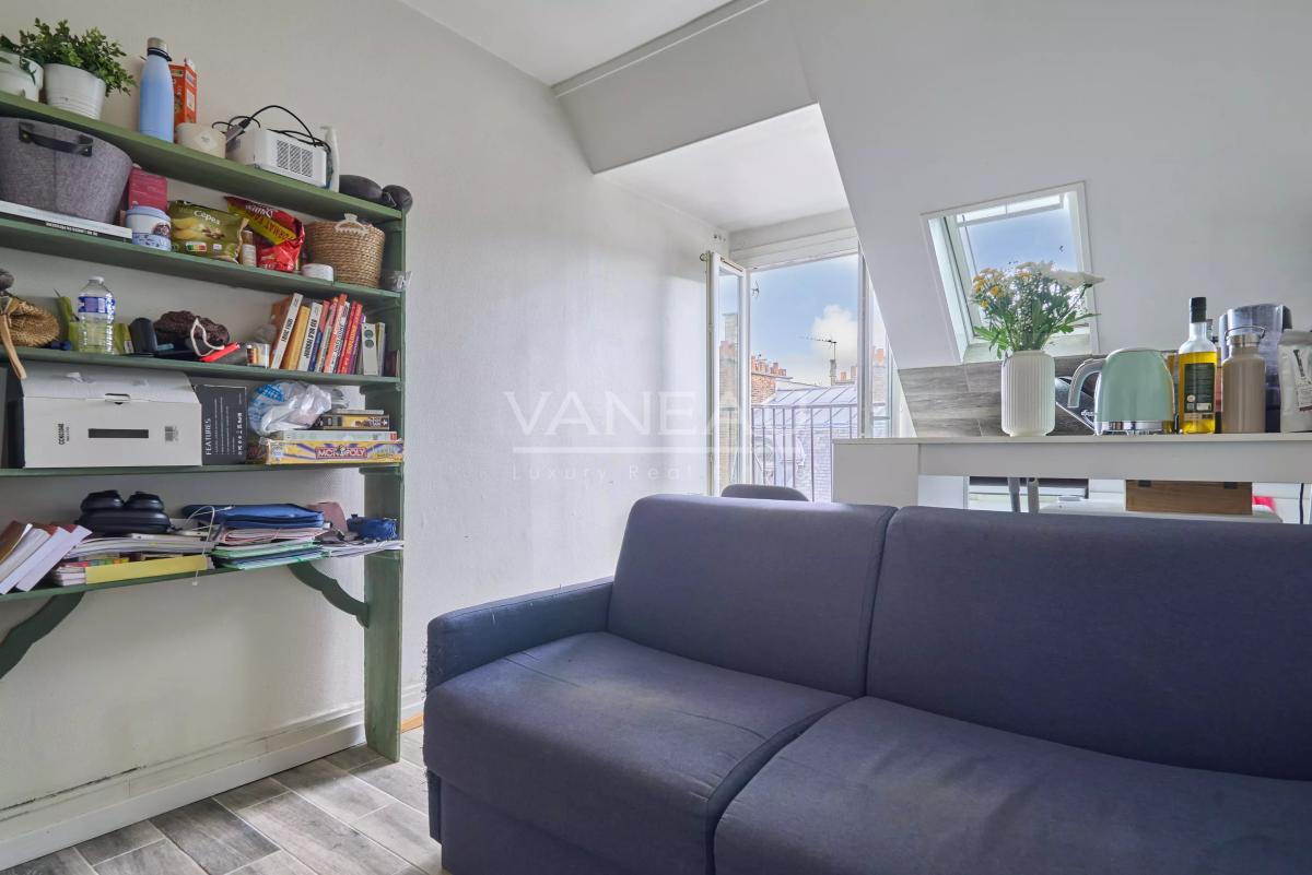 Vavin - Ensemble de trois chambres de service offrant 23,11 m² Loi Carrez et 28,38 m² au sol