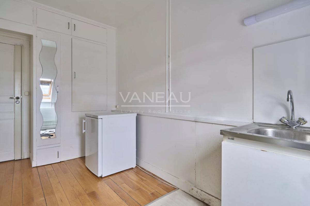 Vavin - Ensemble de trois chambres de service offrant 23,11 m² Loi Carrez et 28,38 m² au sol