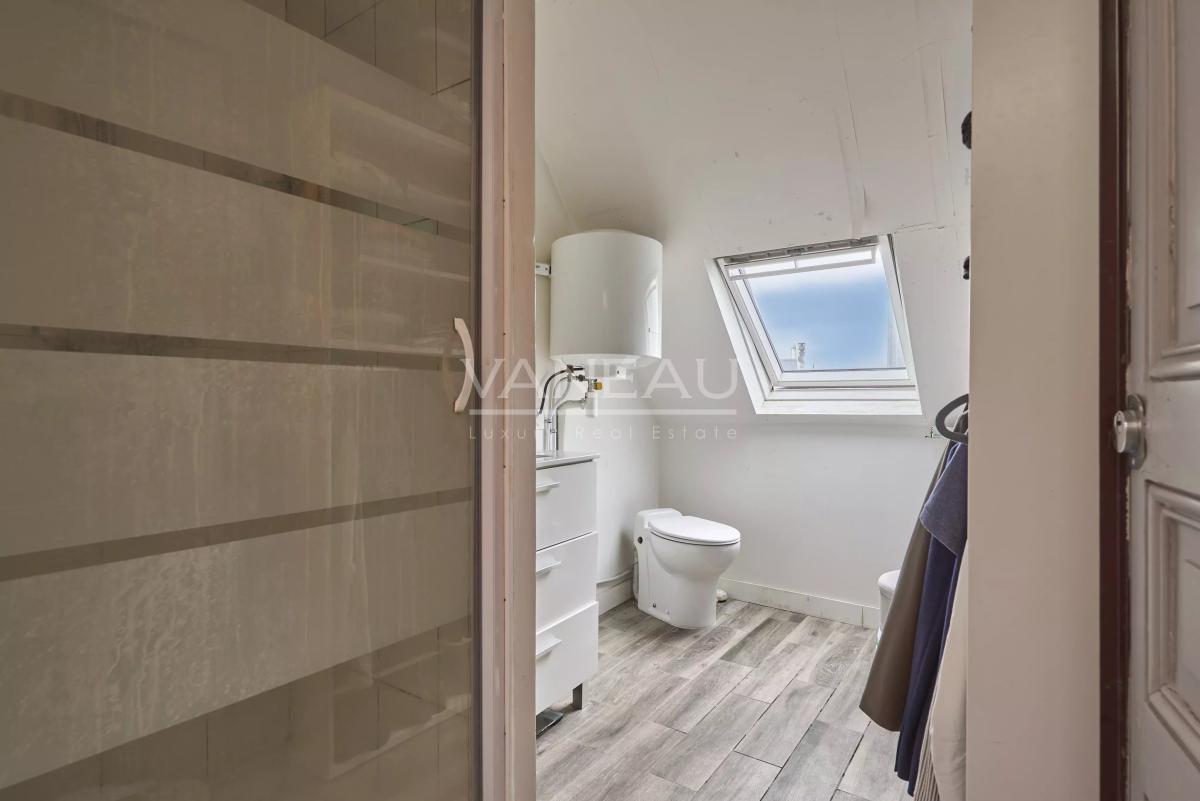 Vavin - Ensemble de trois chambres de service offrant 23,11 m² Loi Carrez et 28,38 m² au sol
