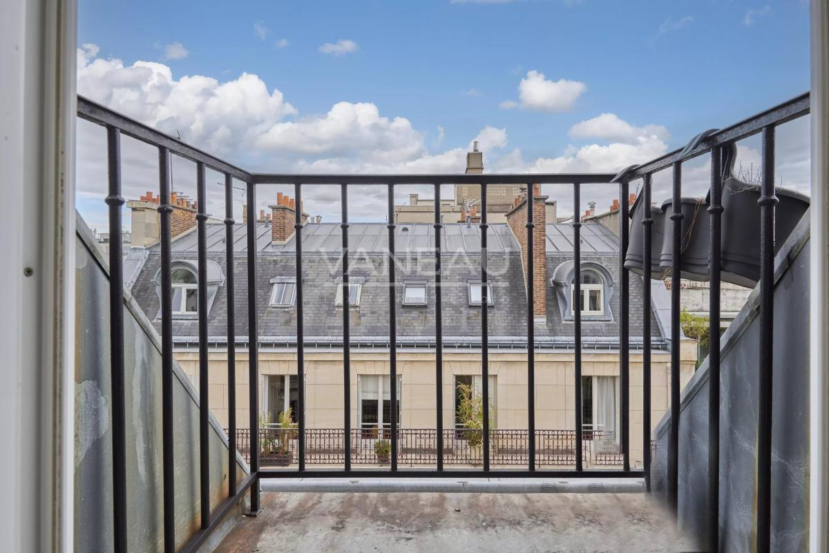Vavin - Ensemble de trois chambres de service offrant 23,11 m² Loi Carrez et 28,38 m² au sol