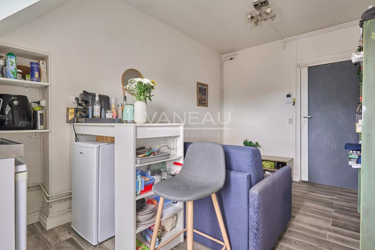 Vavin - Ensemble de trois chambres de service offrant 23,11 m² Loi Carrez et 28,38 m² au sol