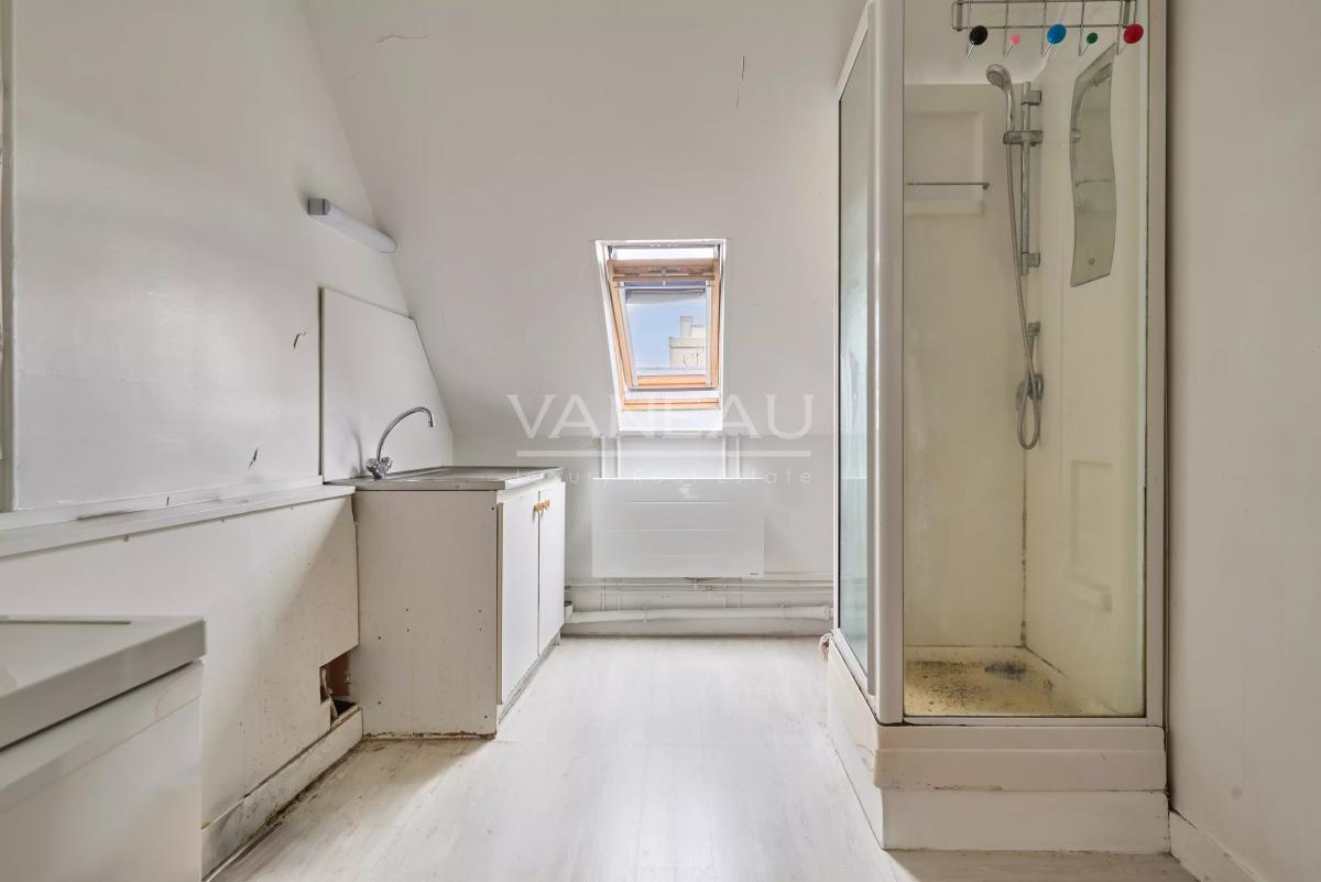 Vavin - Ensemble de trois chambres de service offrant 23,11 m² Loi Carrez et 28,38 m² au sol