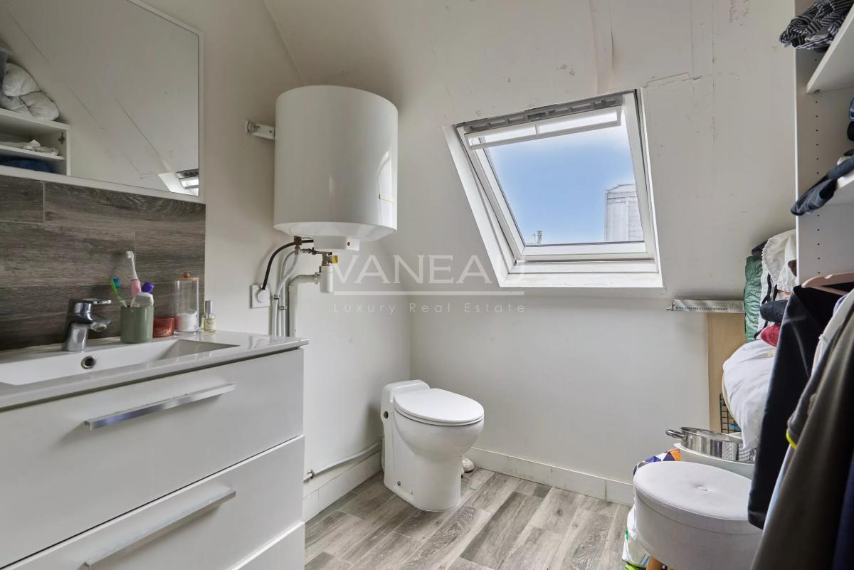 Vavin - Ensemble de trois chambres de service offrant 23,11 m² Loi Carrez et 28,38 m² au sol