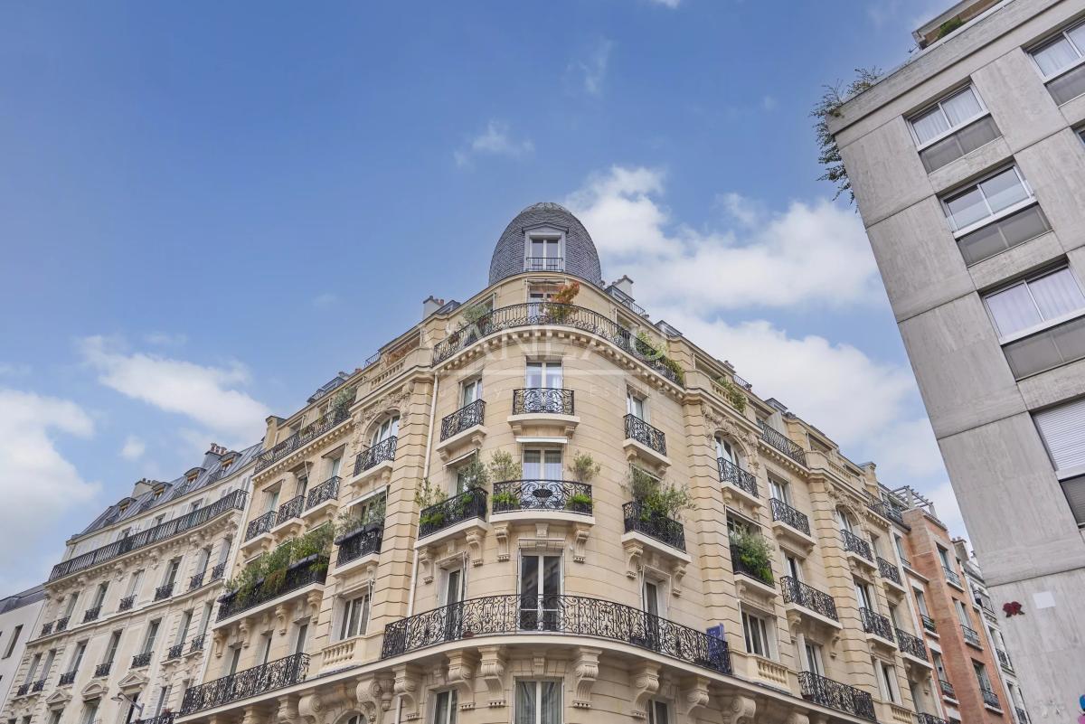 Vavin - Ensemble de trois chambres de service offrant 23,11 m² Loi Carrez et 28,38 m² au sol