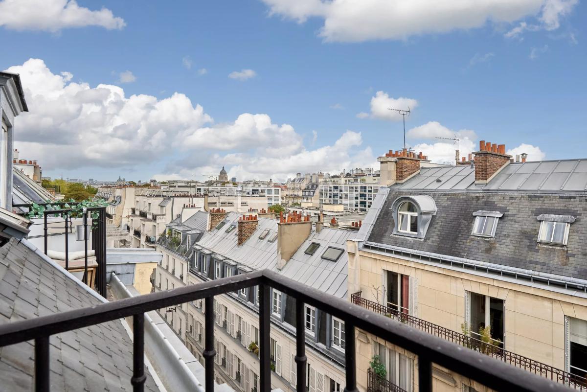 Vavin - Ensemble de trois chambres de service offrant 23,11 m² Loi Carrez et 28,38 m² au sol