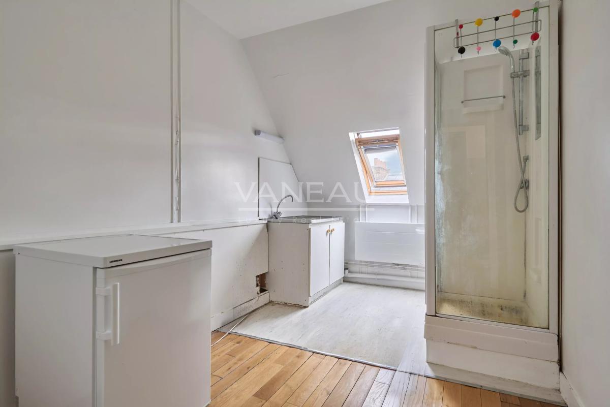 Vavin - Ensemble de trois chambres de service offrant 23,11 m² Loi Carrez et 28,38 m² au sol
