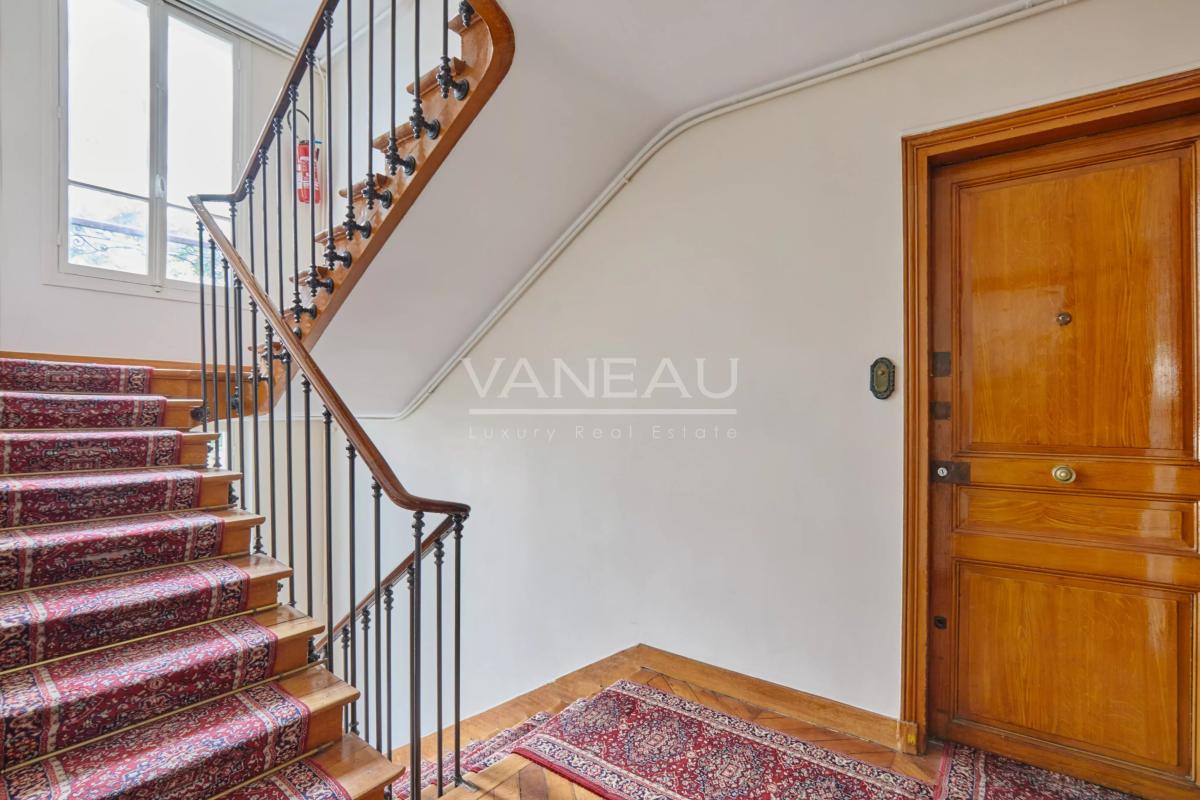 PARIS XVe - Volontaires : Appartement trois pièces au calme