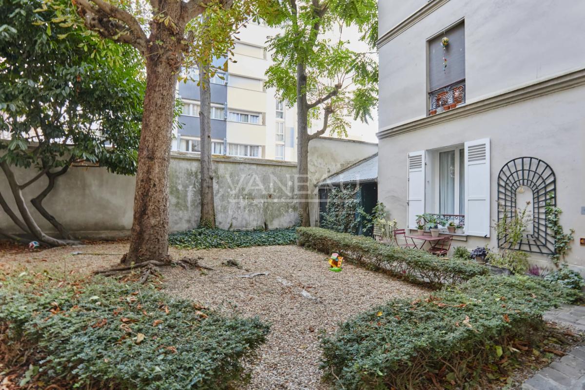 PARIS XVe - Volontaires : Appartement trois pièces au calme