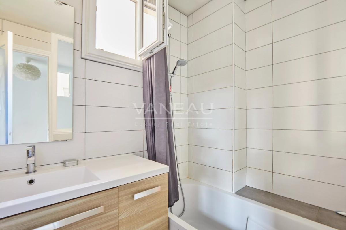 PARIS XVe - Volontaires : Appartement trois pièces au calme