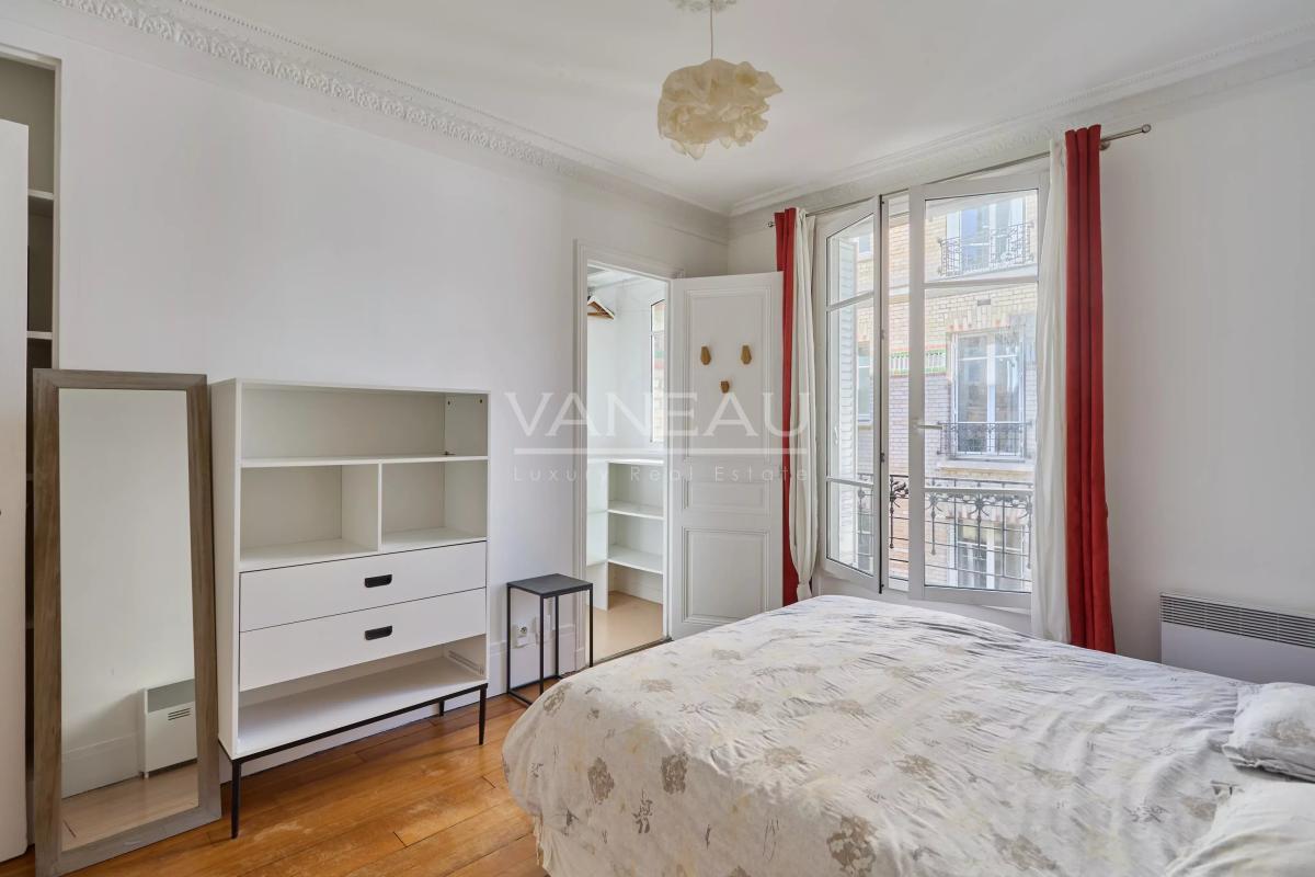 PARIS XVe - Appartement trois pièces charme ancien