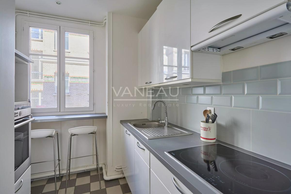 PARIS XVe - Appartement trois pièces charme ancien