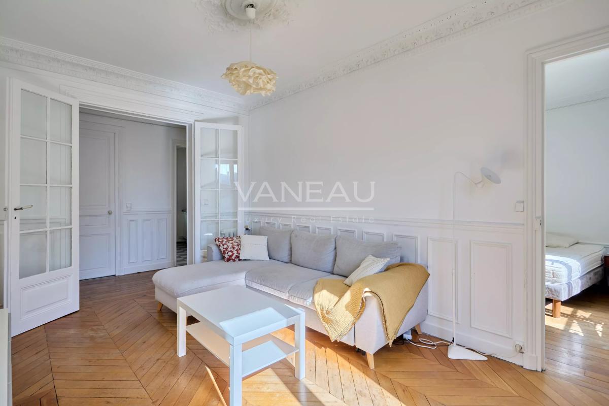 PARIS XVe - Appartement trois pièces charme ancien