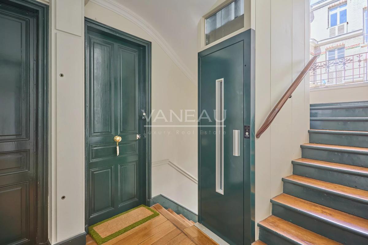 PARIS XVe - Appartement trois pièces charme ancien