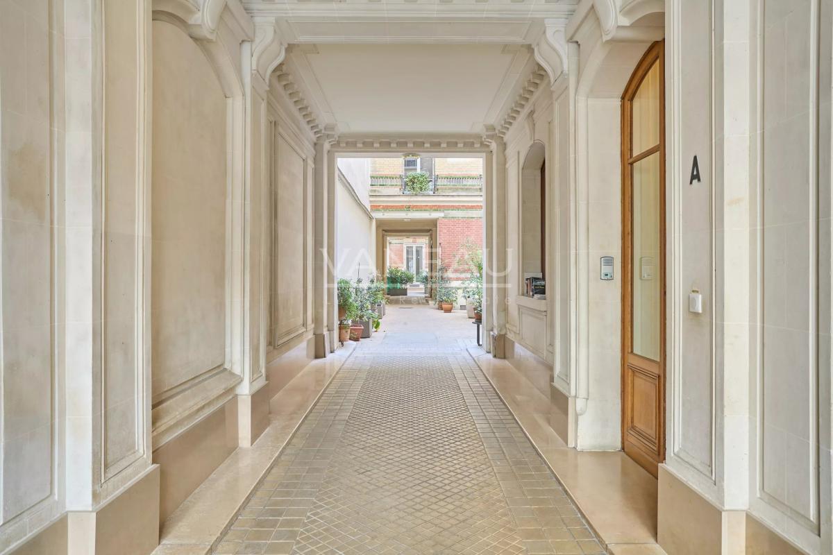 PARIS XVe - Appartement trois pièces charme ancien