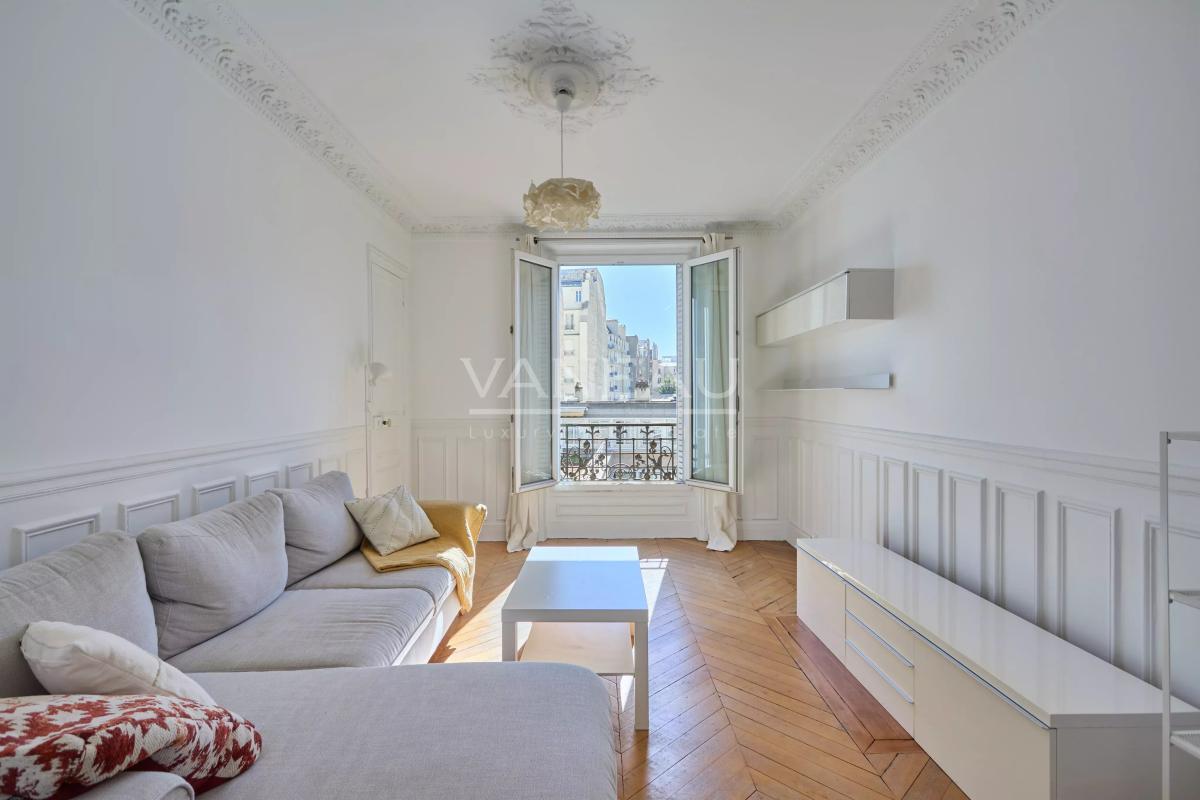 PARIS XVe - Appartement trois pièces charme ancien