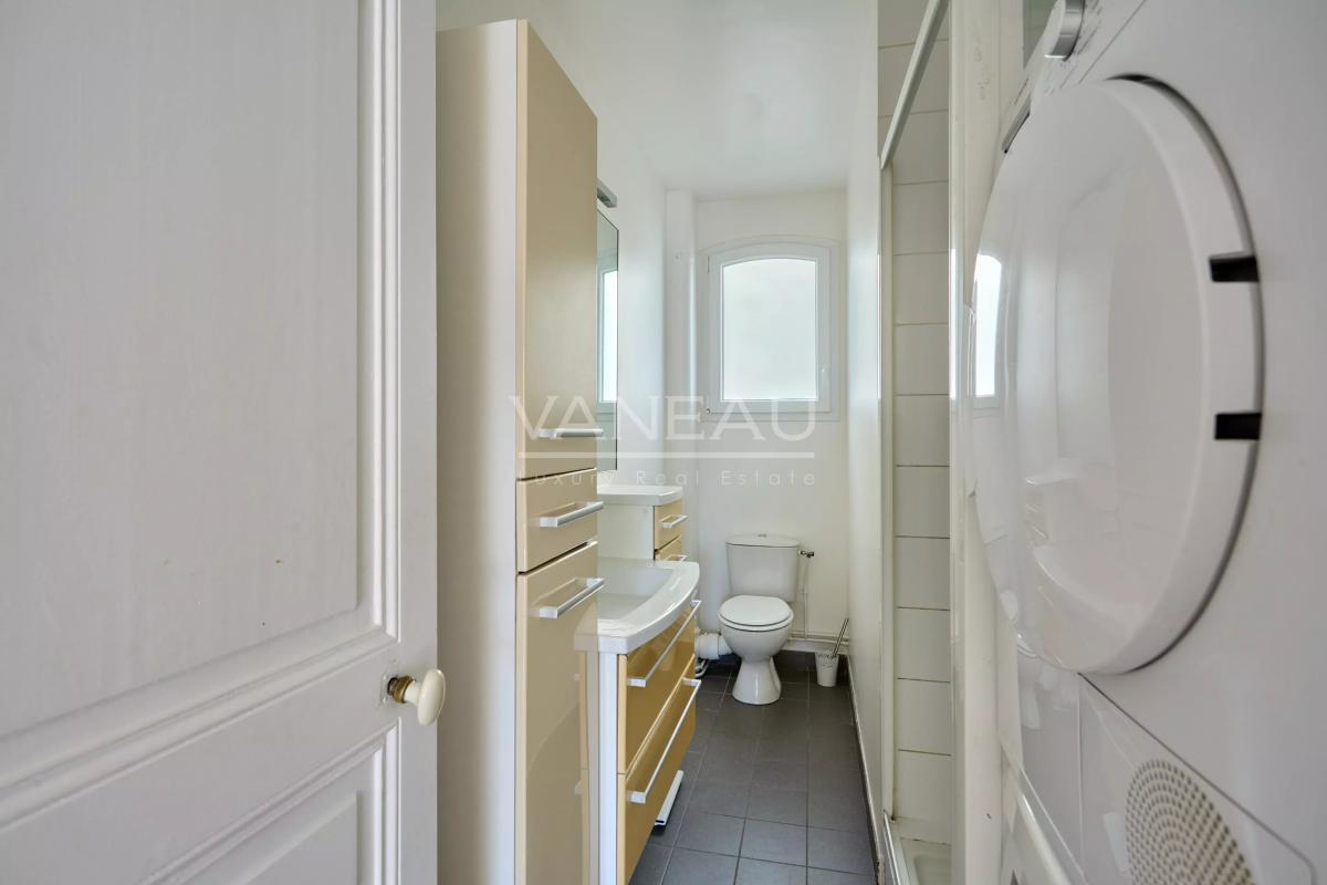 PARIS XVe - Appartement trois pièces charme ancien