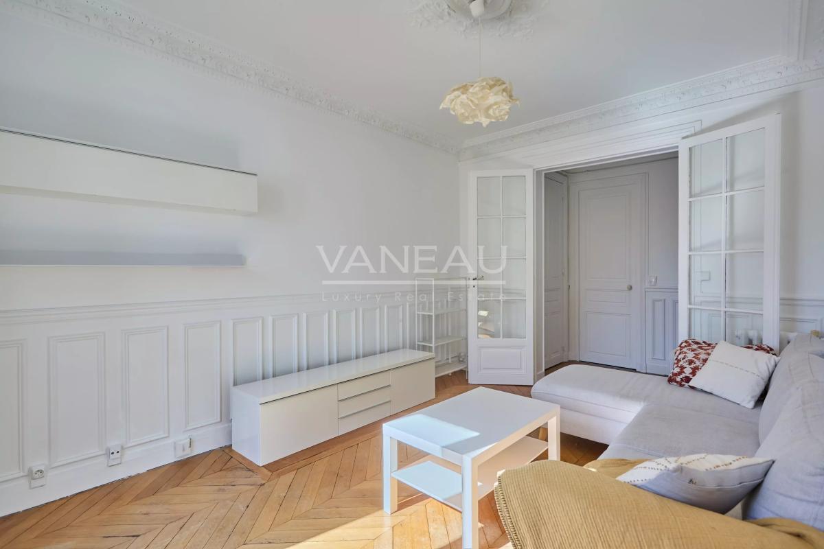 PARIS XVe - Appartement trois pièces charme ancien