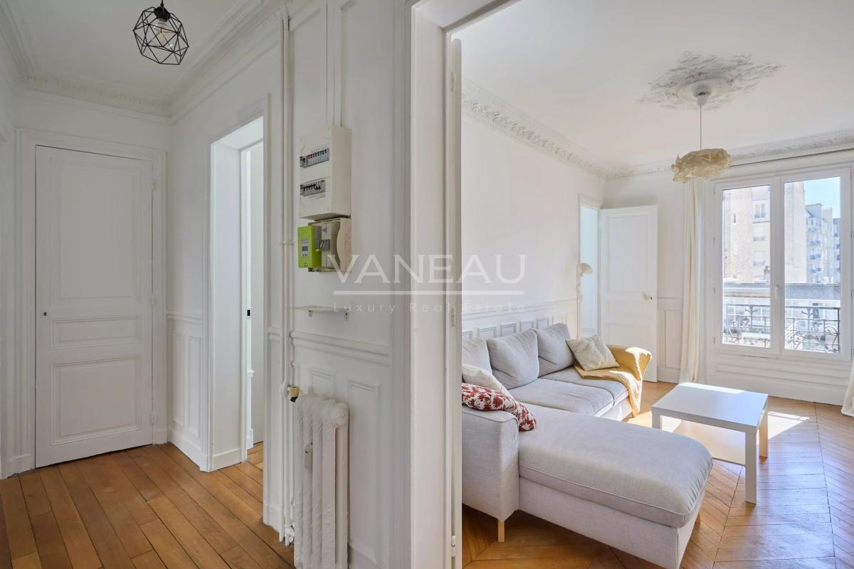 PARIS XVe - Appartement trois pièces charme ancien