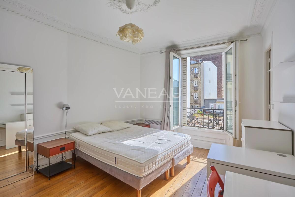 PARIS XVe - Appartement trois pièces charme ancien