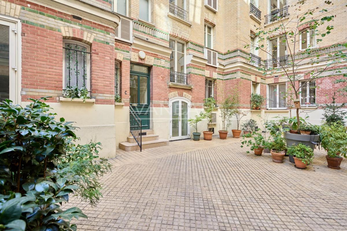 PARIS XVe - Appartement trois pièces charme ancien