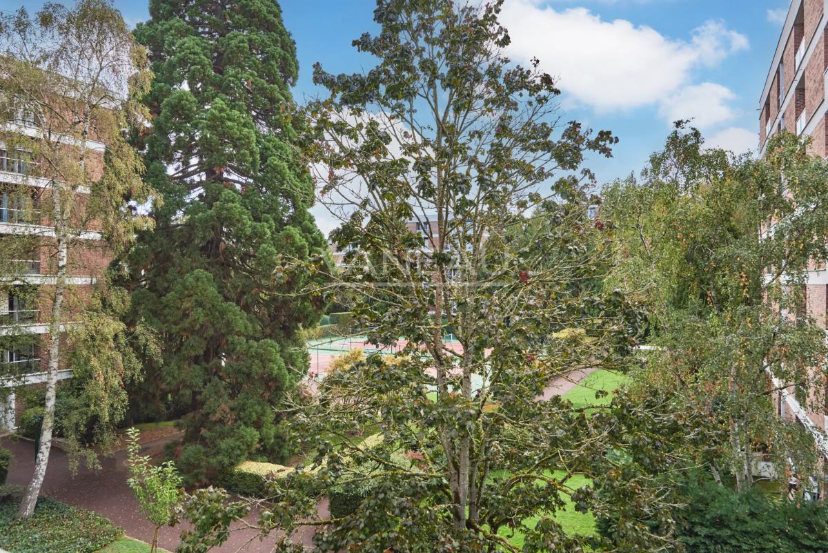 Résidence de standing - Appartement 4 pièces avec terrasse, piscine et tennis.