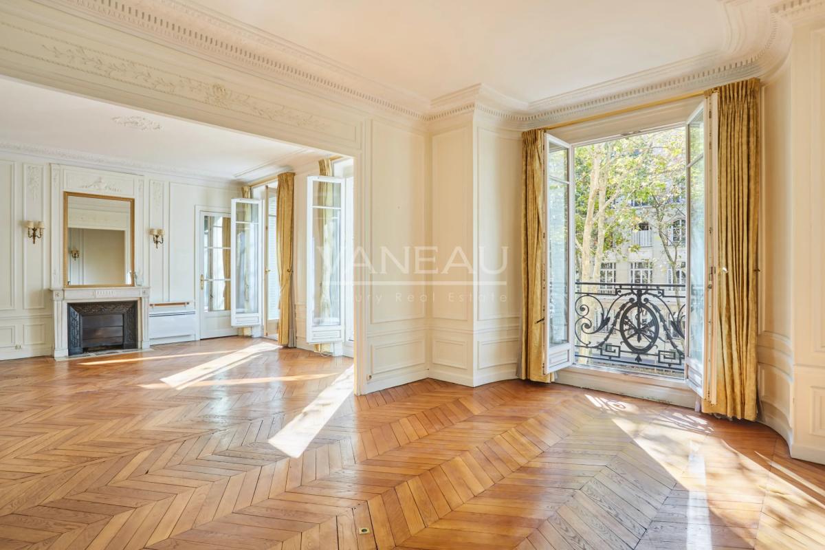 PARIS VII - Suffren / Ségur : Appartement familial aux beaux volumes