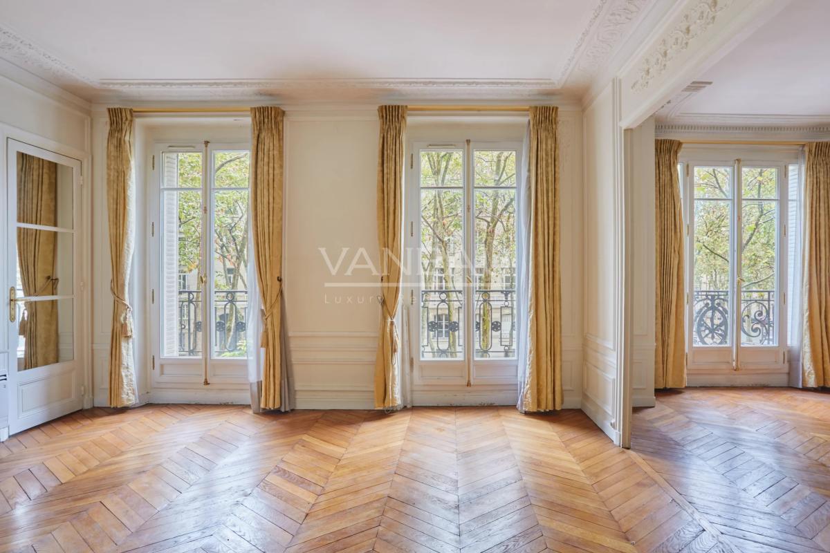 PARIS VII - Suffren / Ségur : Appartement familial aux beaux volumes