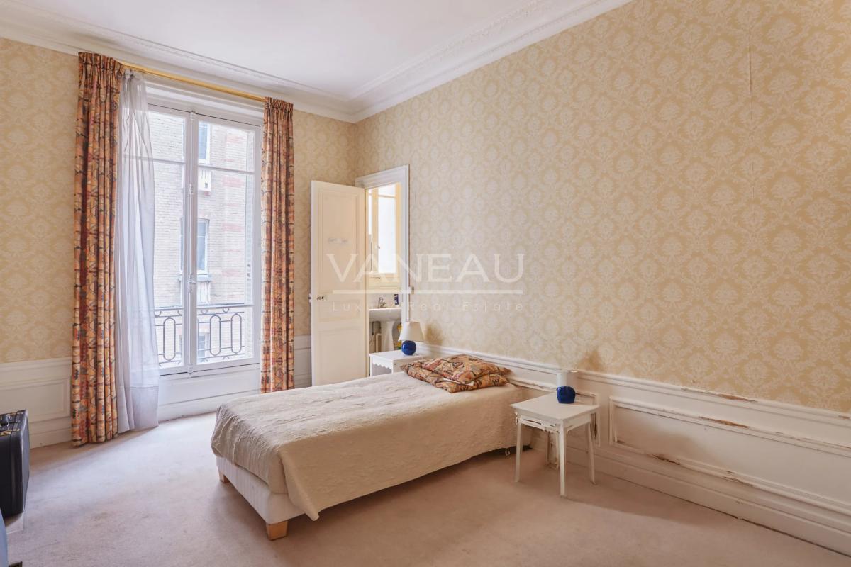 PARIS VII - Suffren / Ségur : Appartement familial aux beaux volumes