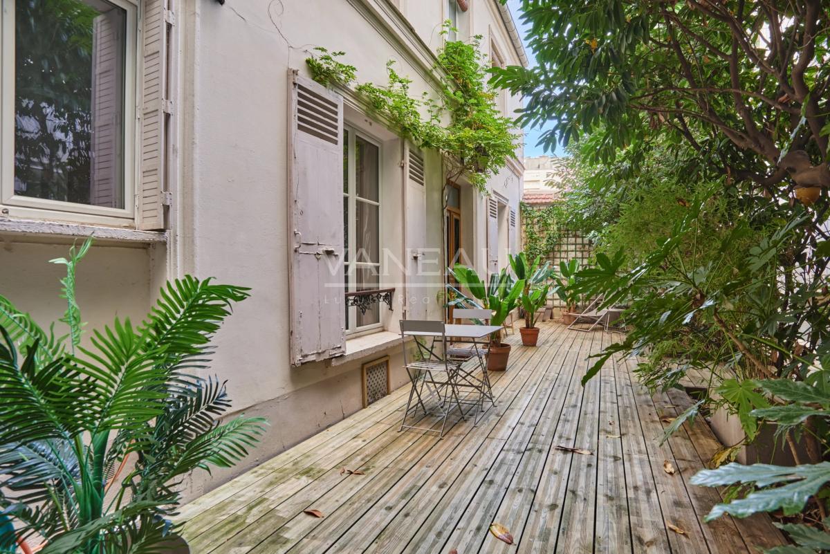 PARIS XVe - CAMBRONNE : Charmante maison avec cour arborée