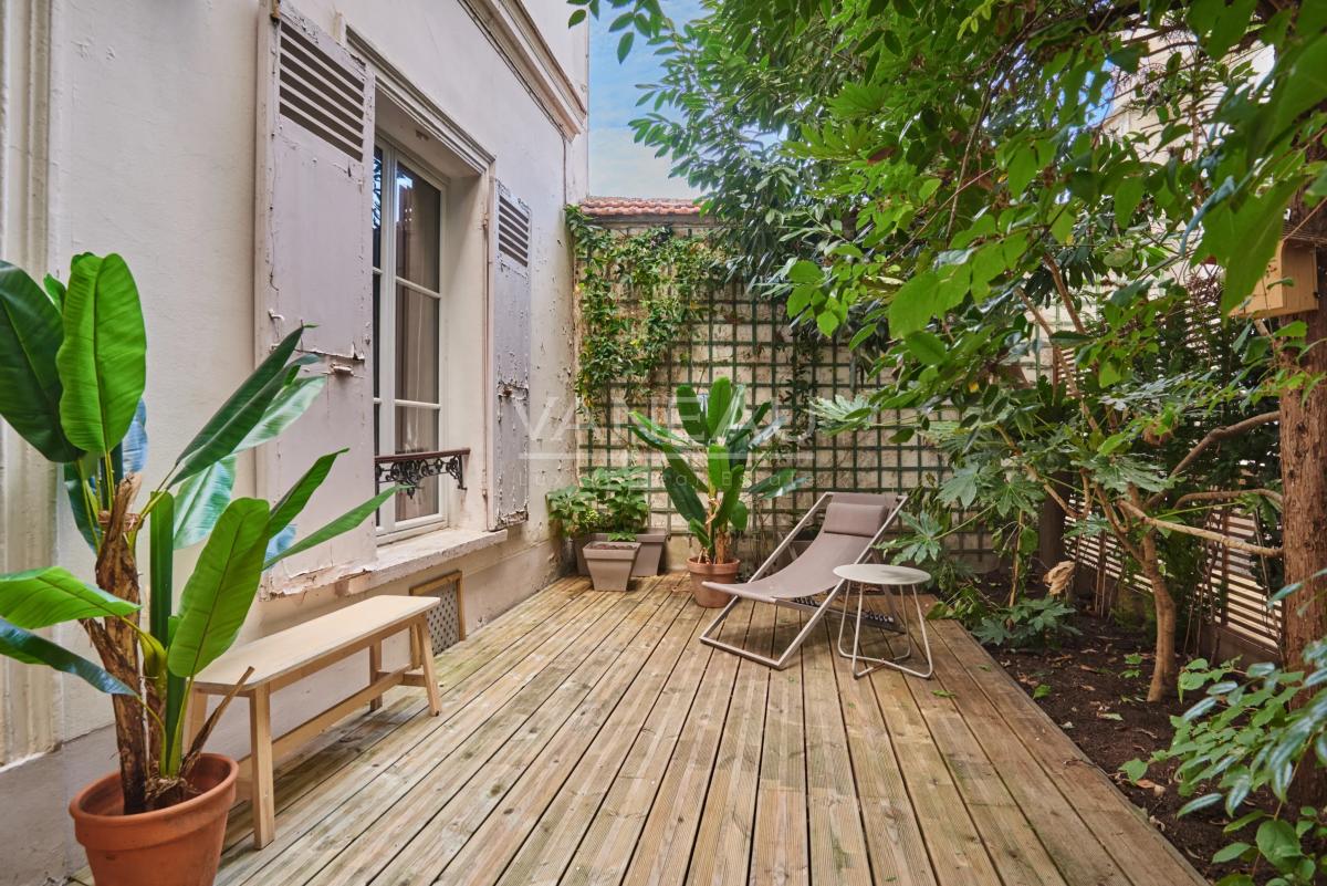 PARIS XVe - CAMBRONNE : Charmante maison avec cour arborée