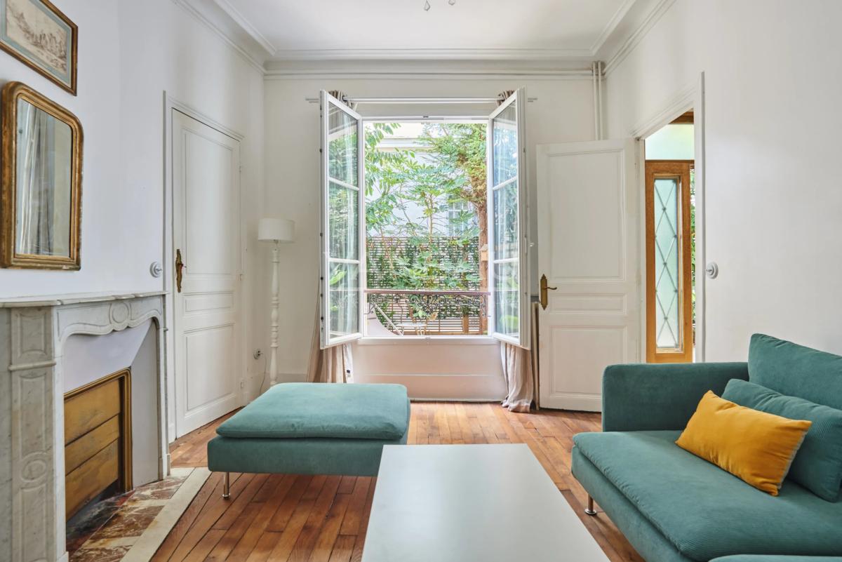 PARIS XVe - CAMBRONNE : Charmante maison avec cour arborée