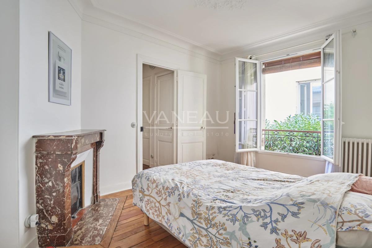 PARIS XVe - CAMBRONNE : Charmante maison avec cour arborée