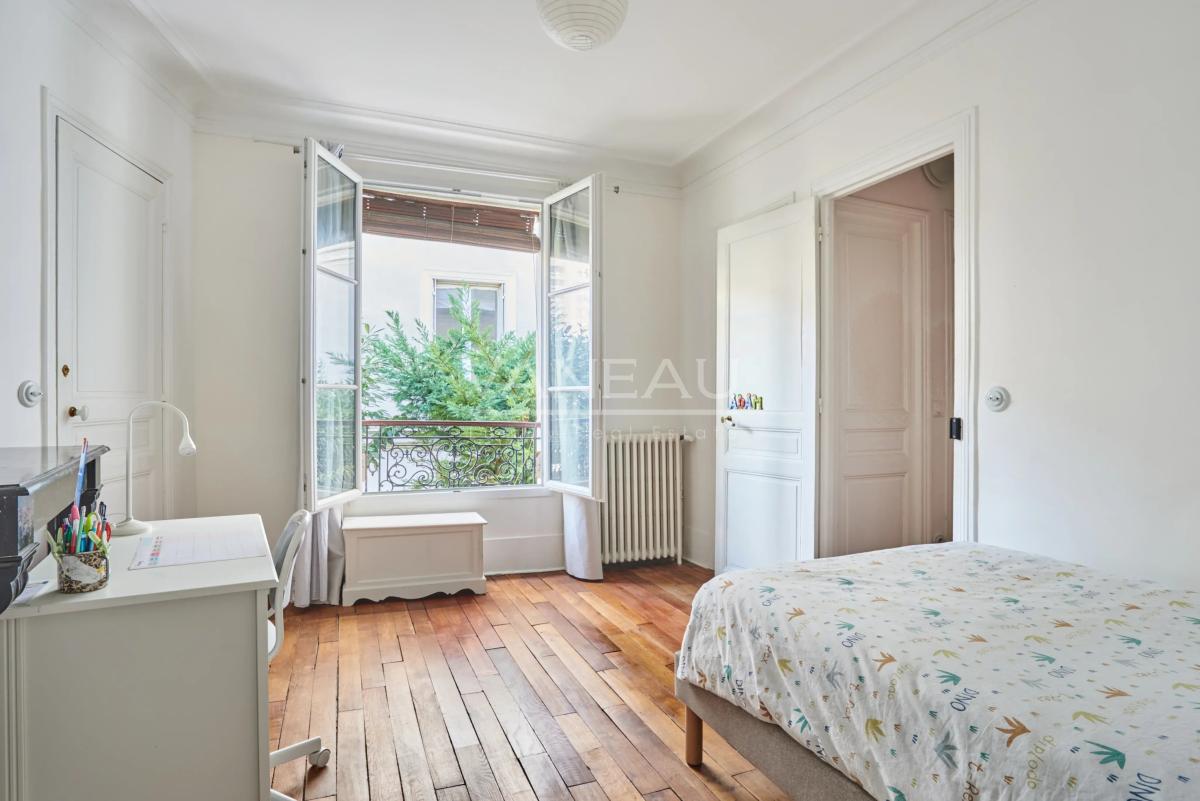 PARIS XVe - CAMBRONNE : Charmante maison avec cour arborée