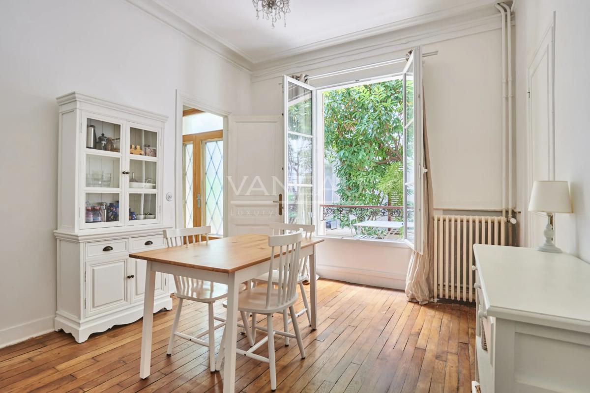 PARIS XVe - CAMBRONNE : Charmante maison avec cour arborée